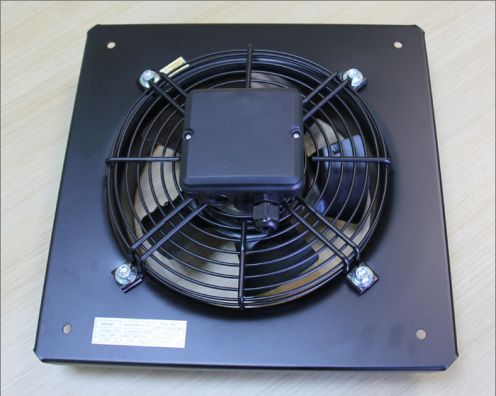 Осевой вентилятор на защитной решетке и монтажной пластине